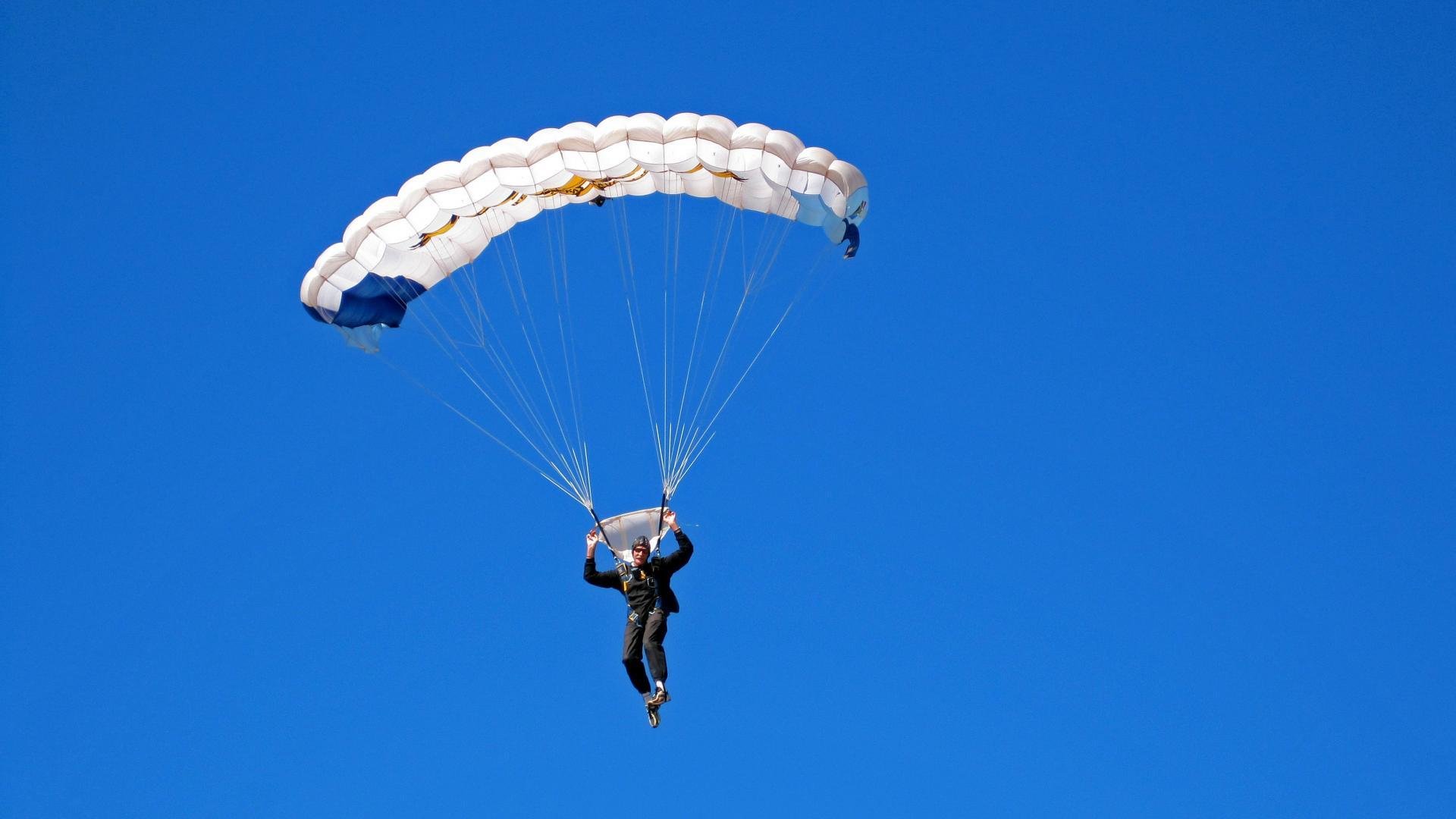 中国足球联赛赛事宣传活动形式多样，足球联赛宣传海报手绘图片